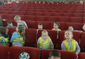 Dzieci czekają na przedstawienie.
